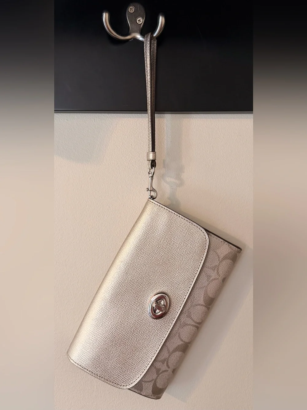 NWOT COACH METALLIC CHAMPAGNE SILVER SIGNATURE CROSSBODY CHAIN WRISTLET BAG